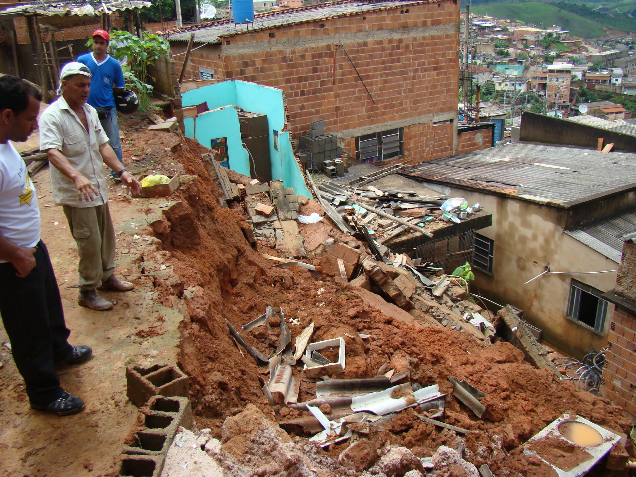 Chuva derruba muro em cima de barraco no bairro Eldorado