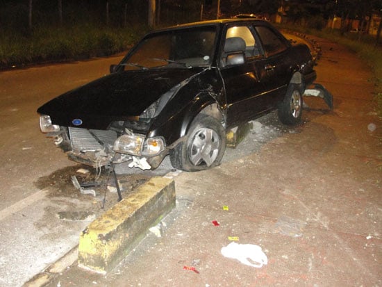 Homem perde controle do carro e quase cai no canal