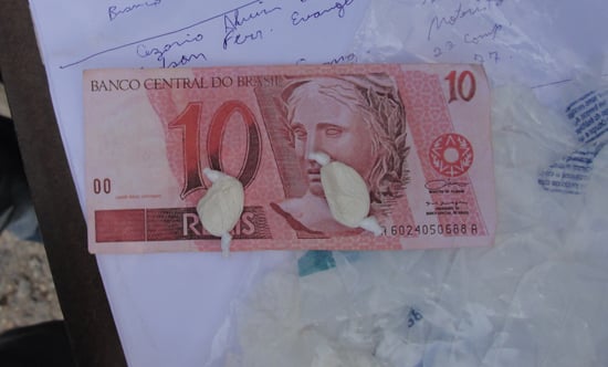 Rapazes são presos com dezenas de notas de R$10 impressas de maneira grosseira