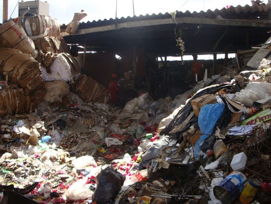 Fiscalização de Posturas fecha depósito de material reciclável no Areão