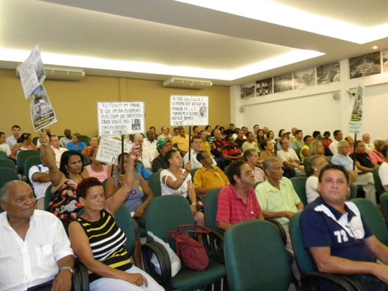 Católicos lotam Câmara e protestam contra retirada do crucifixo em Monlevade