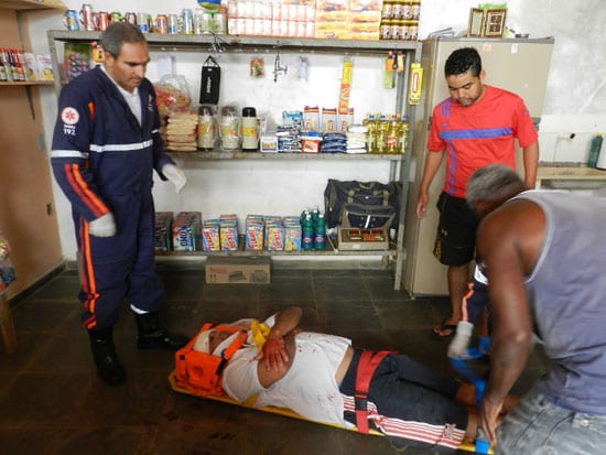 Monte de areia e brita desaba sobre pai e filha