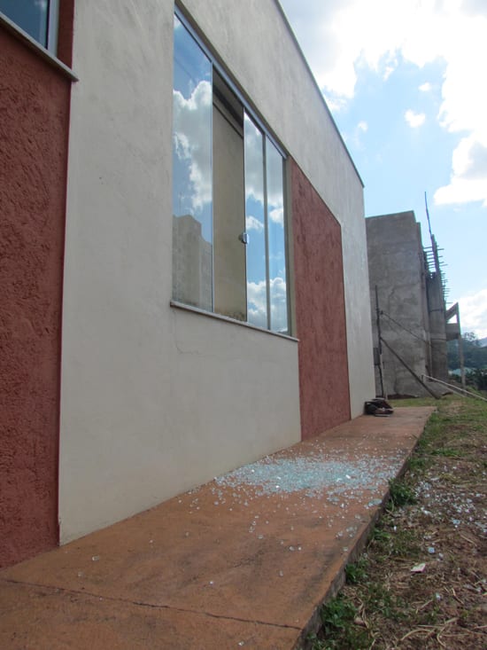 Menor apedreja Santuário São Geraldo Magela