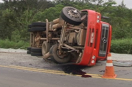 Caminhão tomba ao evitar colisão frontal