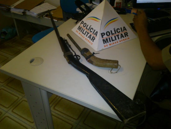 Polícia Militar de Ferros apreende duas armas de fabricação caseira na zona rural