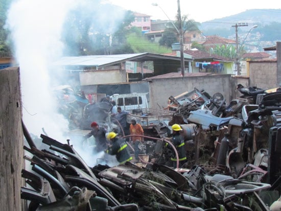 Incêndio atinge ferro velho na avenida das Rosas