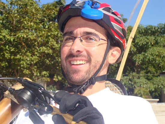 Professor Nino e a inusitada bicicleta de bambu