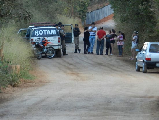Irmãos gêmeos brigam e um tenta atropelar o outro