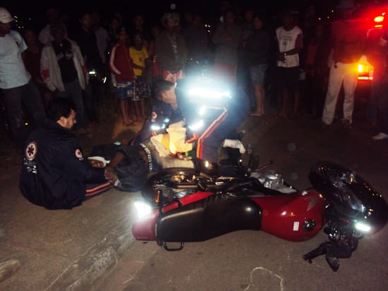 Motoqueiro e passageiro sofrem fraturas em acidente no Fênix