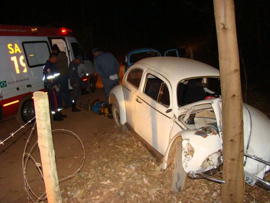 Motorista perde controle de Fusca e bate em árvore na estrada de Itabira a Itambé