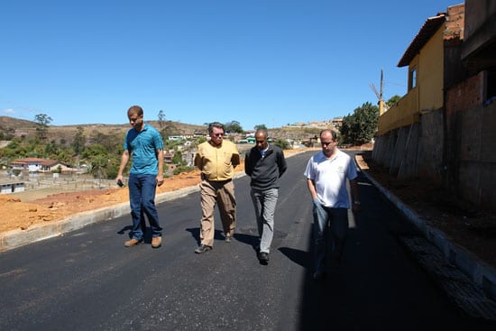 Prefeitura de Itabira recupera rua do bairro Praia