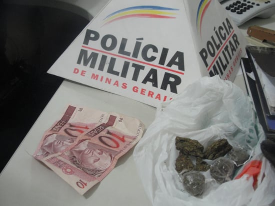 Ao ver a PM, suspeito tenta esconder maconha em sutiã de mulher