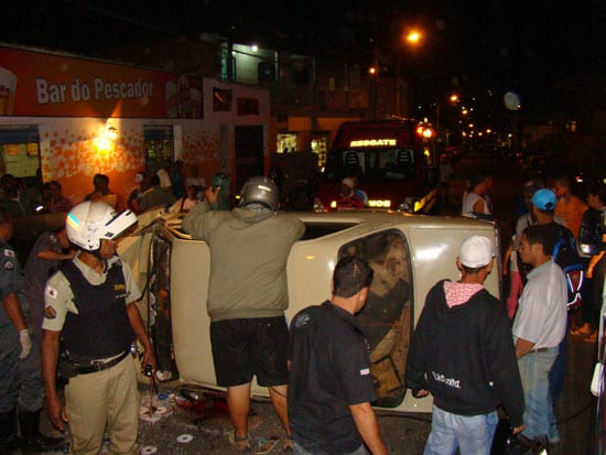 Homem bate Chevette em quatro veículos e capota no Juca Rosa