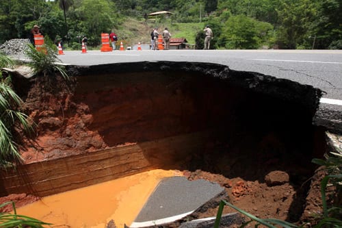Motoristas continuam tentando passar por trecho interditado da BR-381