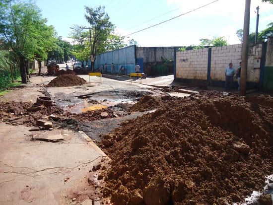 Avenida afunda na Vila Paciência onde houve rompimento de ramal que abastece o HNSD