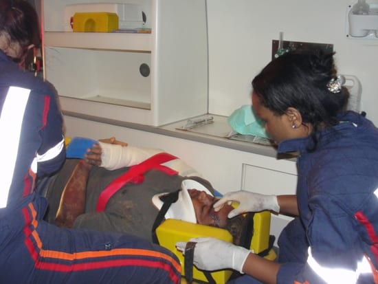Motorista cochila ao volante e joga carro em ribanceira