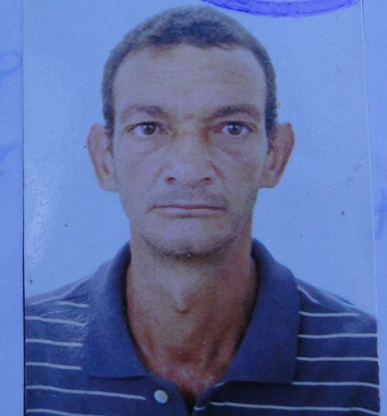 Pedreiro encosta calha em fiação elétrica e morre eletrocutado