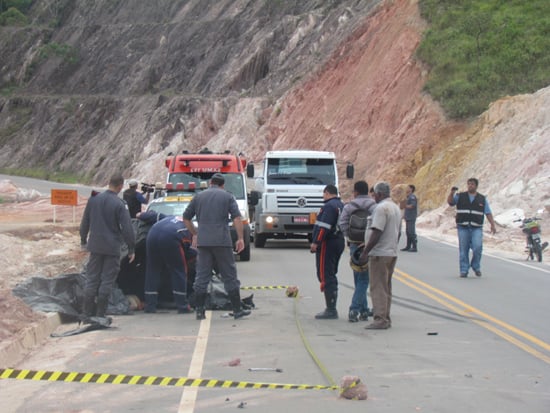 Batida entre moto e caminhão mata uma pessoa e fere outra gravemente na MG-129