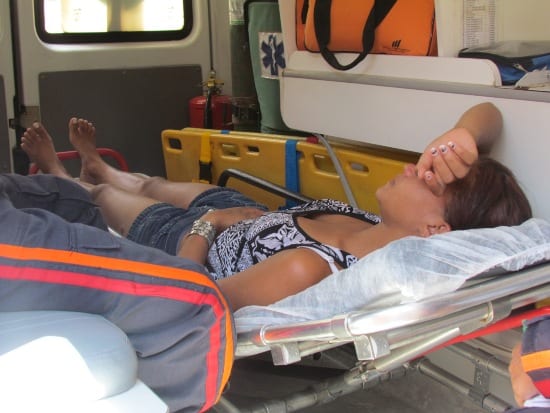 Mulher encontra marido com amante e é espancada pelos dois