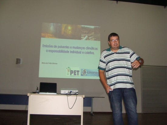 Professor aborda causas de poluição do ar em palestra a alunos da Unifei