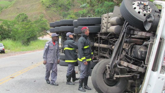 Caminhão estoura pneu e tomba na estrada que liga Itabira a Nova Era