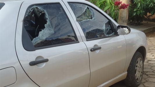 Mulher tem o carro destruído por motociclista no Bela Vista