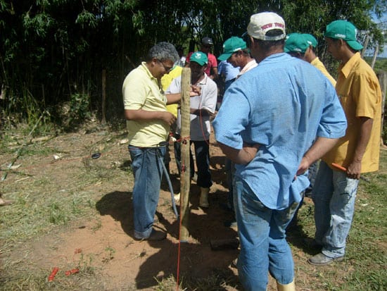 Produtores de leite de Itabira participam de curso sobre construção de cerca elétrica