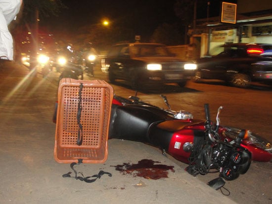 Em menos de 15 minutos, motoqueiros batem na traseira de dois carros na Rio Doce