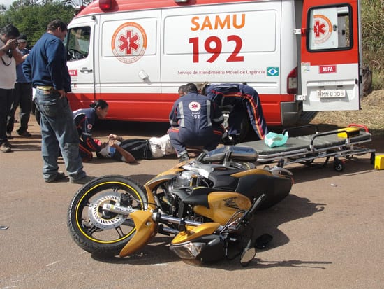 Motoqueiro sofre ferimento grave na perna ao colidir com caminhão