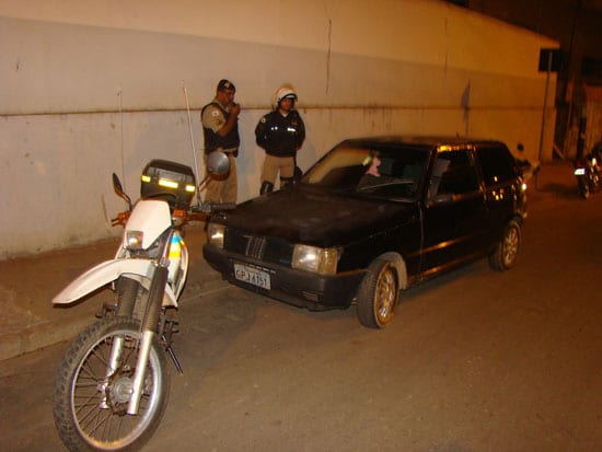 PM recupera carro furtado, prende um e apreende menor