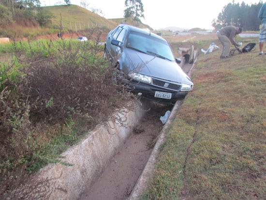 Funileiro inabilitado cai com carro em canaleta próximo ao trevo do Real