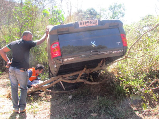 Mulher perde o controle de carro e capota na AMG-900