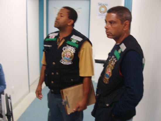 Adolescente de 14 anos chega bêbada à escola e agride professora