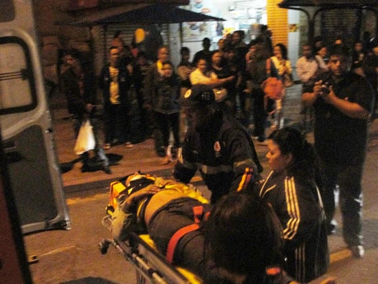 Grávida cai da garupa de moto após batida contra carro