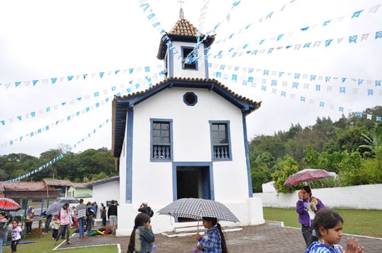 Barão de Cocais entrega restauração de igreja, ambulância e ponte na comunidade de Socorro