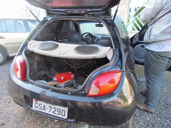 Homem vai trabalhar e encontra carro arrombado