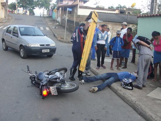 Motoqueiro bate em carro que atravessava a rua no bairro Praia