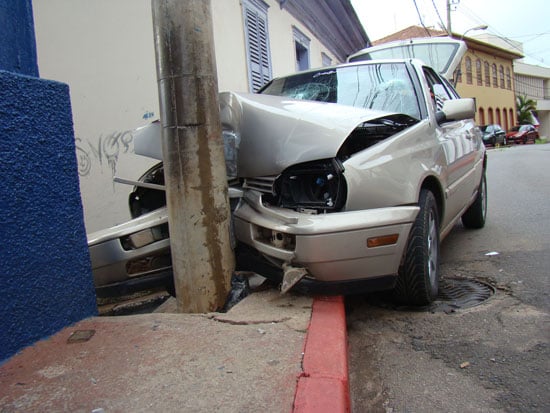 Golf fica destruído em poste no centro histórico em Itabira