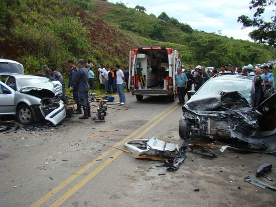 Colisão frontal deixa seis feridos na estrada de Santa Maria de Itabira