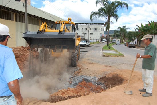 Prefeitura de Monlevade continua operação tapa-buracos e limpeza das ruas