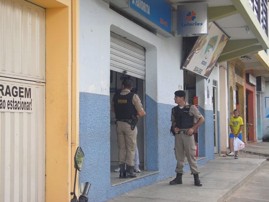 Ladrões roubam loteria momentos antes da passagem do carro-forte