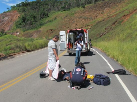 Acidente próximo à rampa de vôo livre deixa motoqueiro gravemente ferido