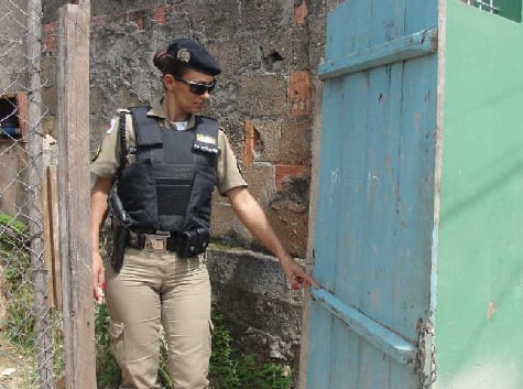 Mulher é atingida por bala perdida dentro de seu quintal