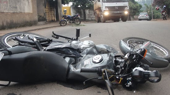 Jovem inabilitado destrói moto em colisão com Uno