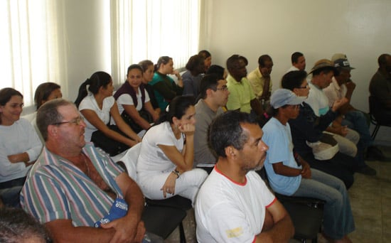 Servidores lotam Câmara de Santa Maria de Itabira em busca de aumento