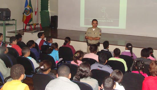 Proerd apresenta aulas de teatro para alunos da rede pública no 26º Batalhão