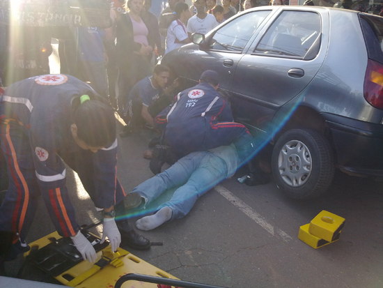 Homem com suspeita de embriaguez invade avenida, bate cabeça em caminhão e cai debaixo de carro