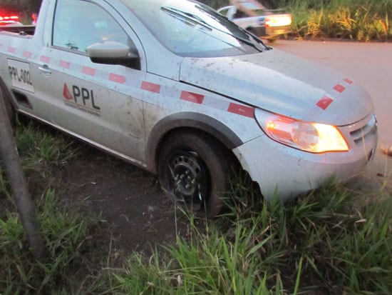 Caminhão causa acidente no trevo do Itabiruçu