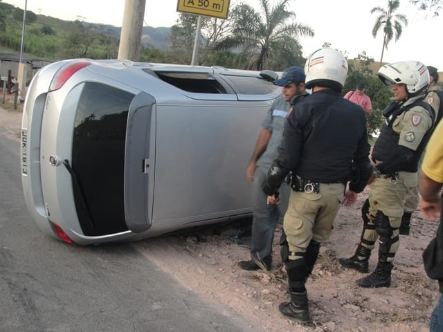Jovem capota carro ao tentar fugir da PM no Distrito Industrial