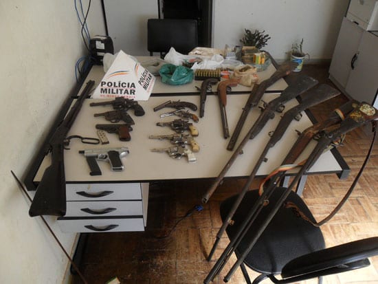 PM apreende farto arsenal de armas e munições em Carmésia